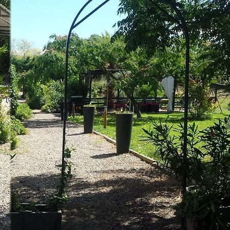 Aux Roses De L'Etang Hotel Capestang Bagian luar foto