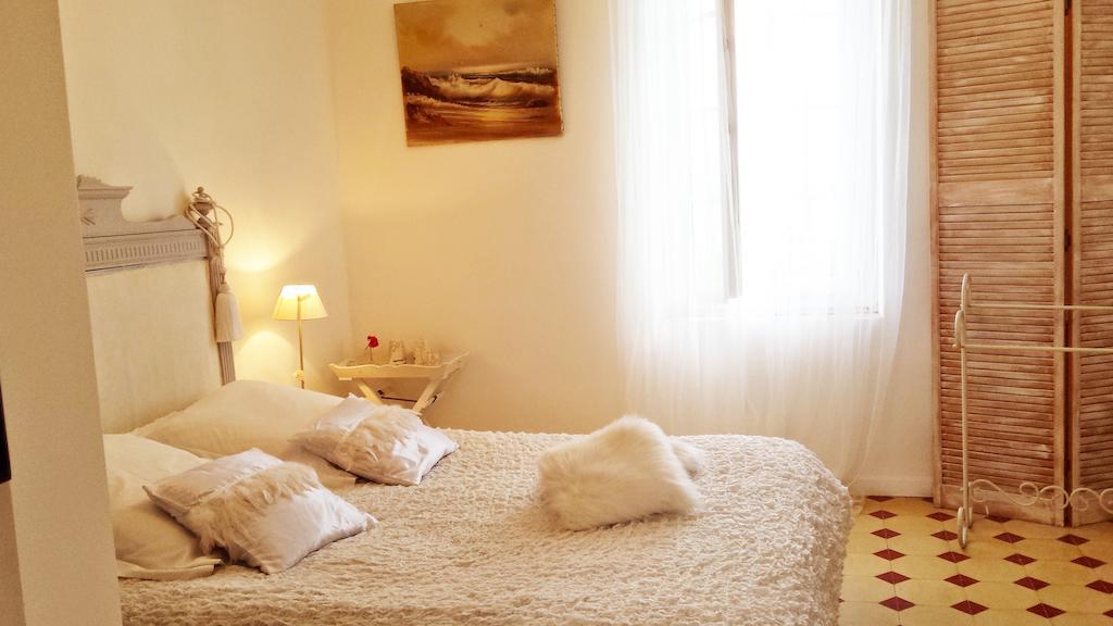 Aux Roses De L'Etang Hotel Capestang Bagian luar foto