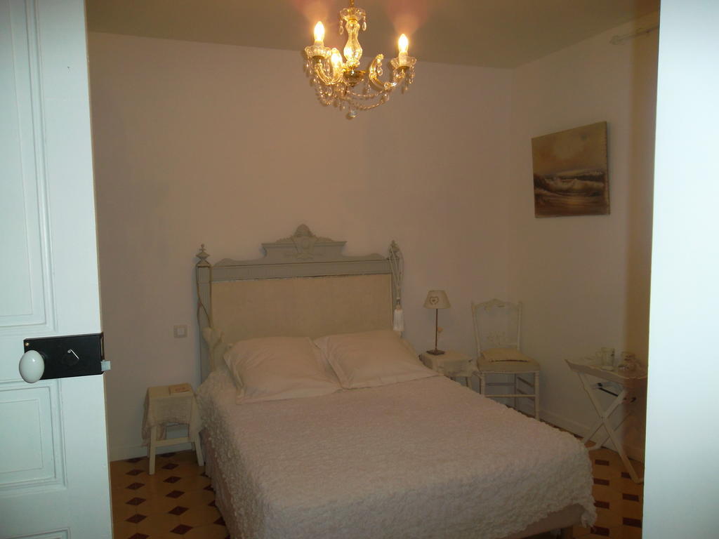 Aux Roses De L'Etang Hotel Capestang Ruang foto