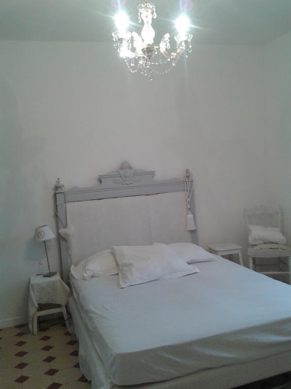 Aux Roses De L'Etang Hotel Capestang Ruang foto