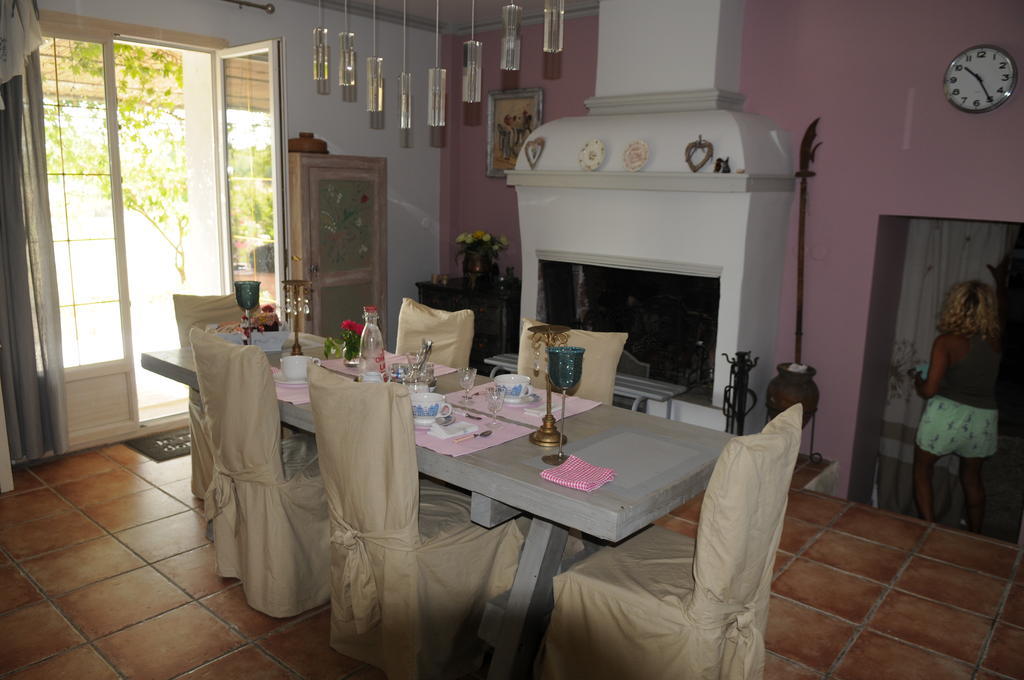 Aux Roses De L'Etang Hotel Capestang Bagian luar foto