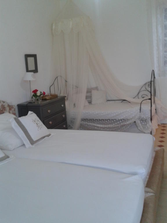 Aux Roses De L'Etang Hotel Capestang Bagian luar foto