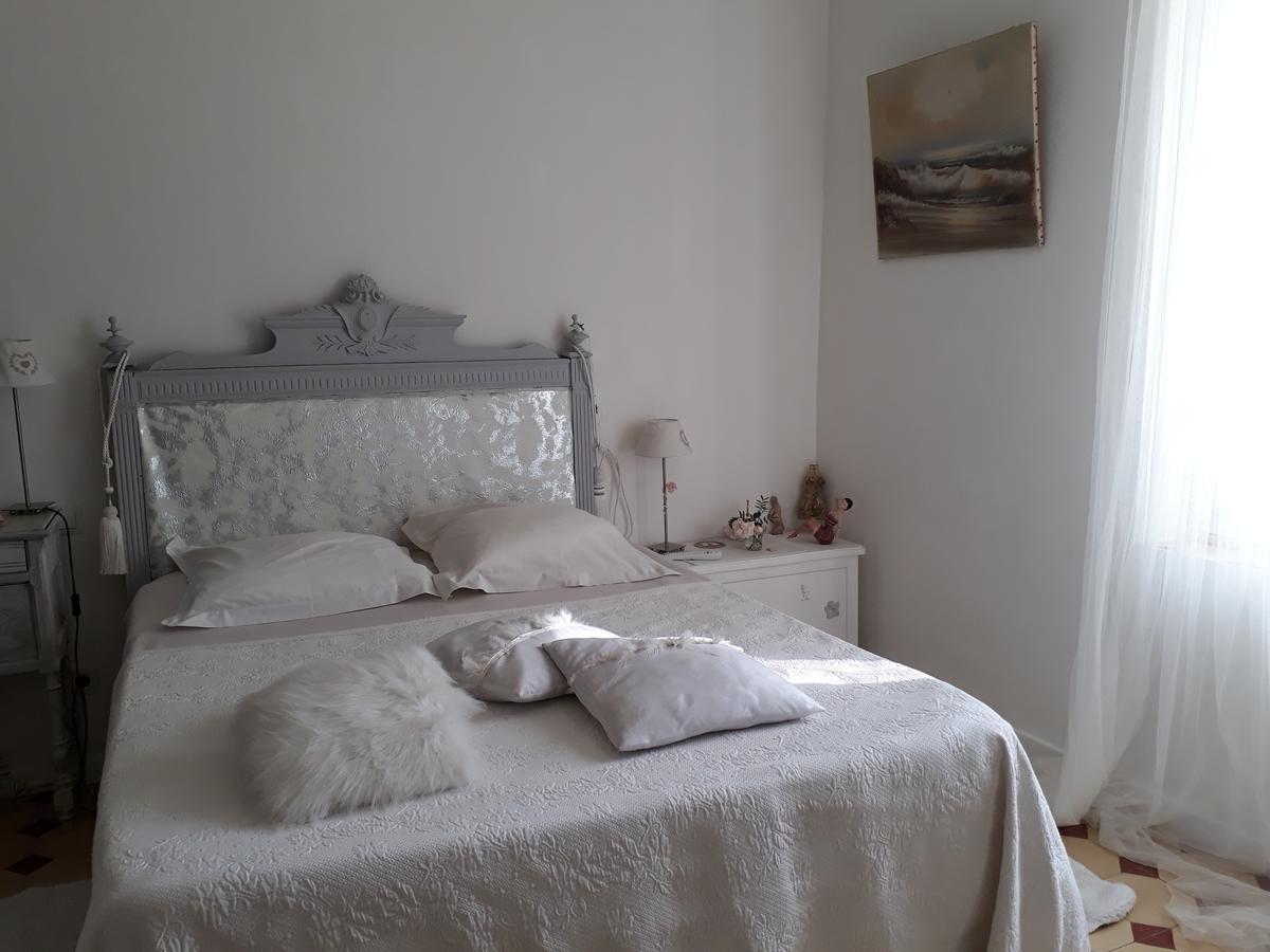 Aux Roses De L'Etang Hotel Capestang Bagian luar foto