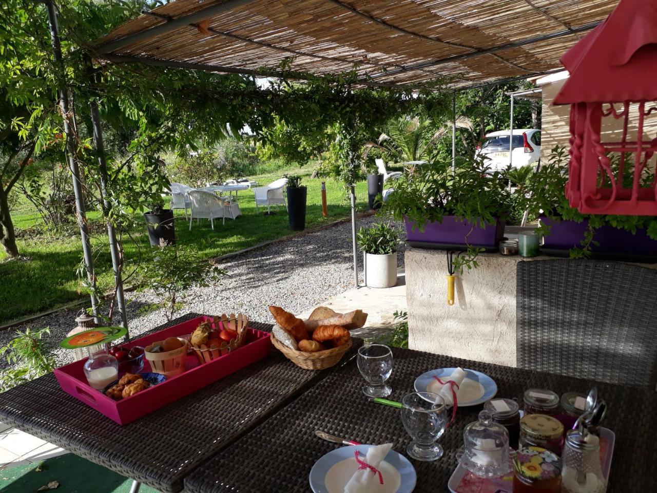 Aux Roses De L'Etang Hotel Capestang Bagian luar foto