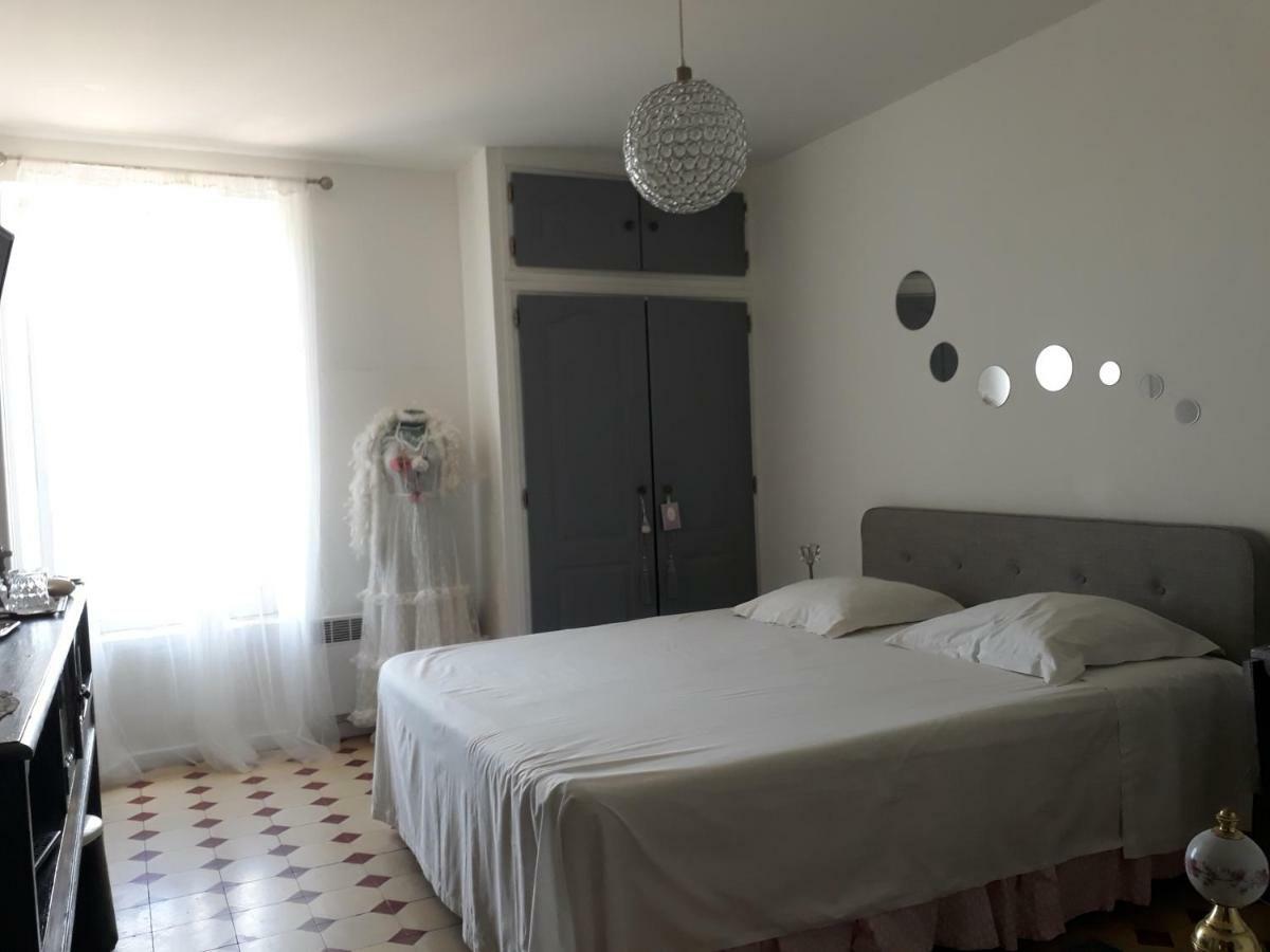 Aux Roses De L'Etang Hotel Capestang Bagian luar foto