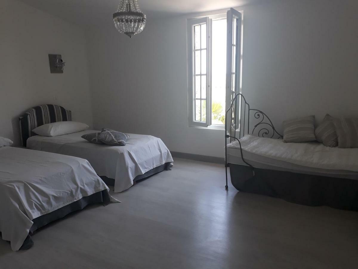 Aux Roses De L'Etang Hotel Capestang Bagian luar foto