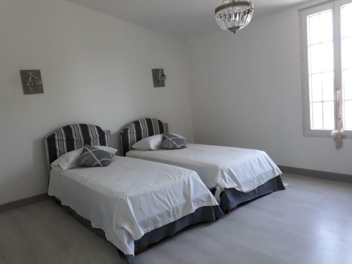 Aux Roses De L'Etang Hotel Capestang Bagian luar foto