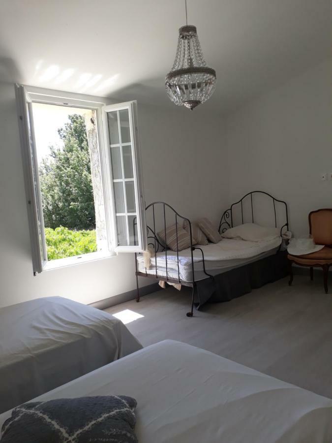 Aux Roses De L'Etang Hotel Capestang Bagian luar foto