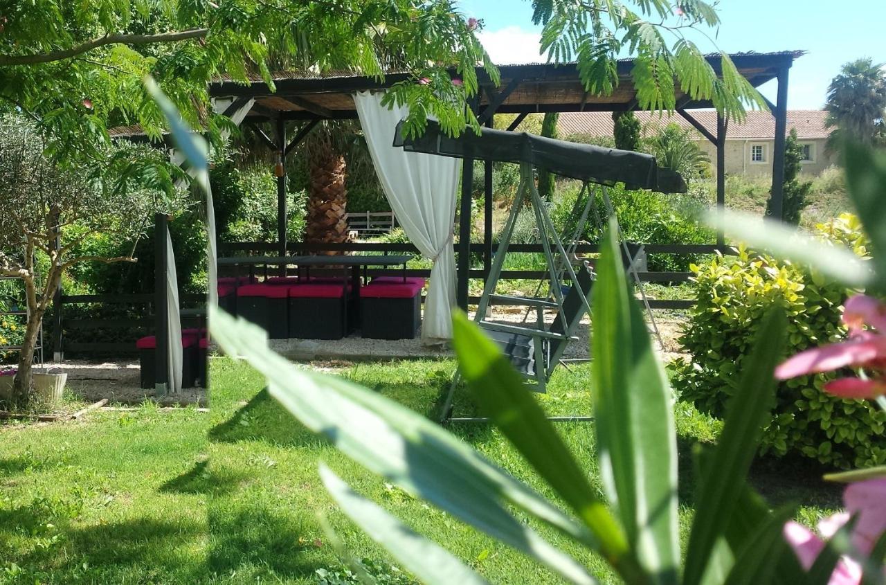 Aux Roses De L'Etang Hotel Capestang Bagian luar foto