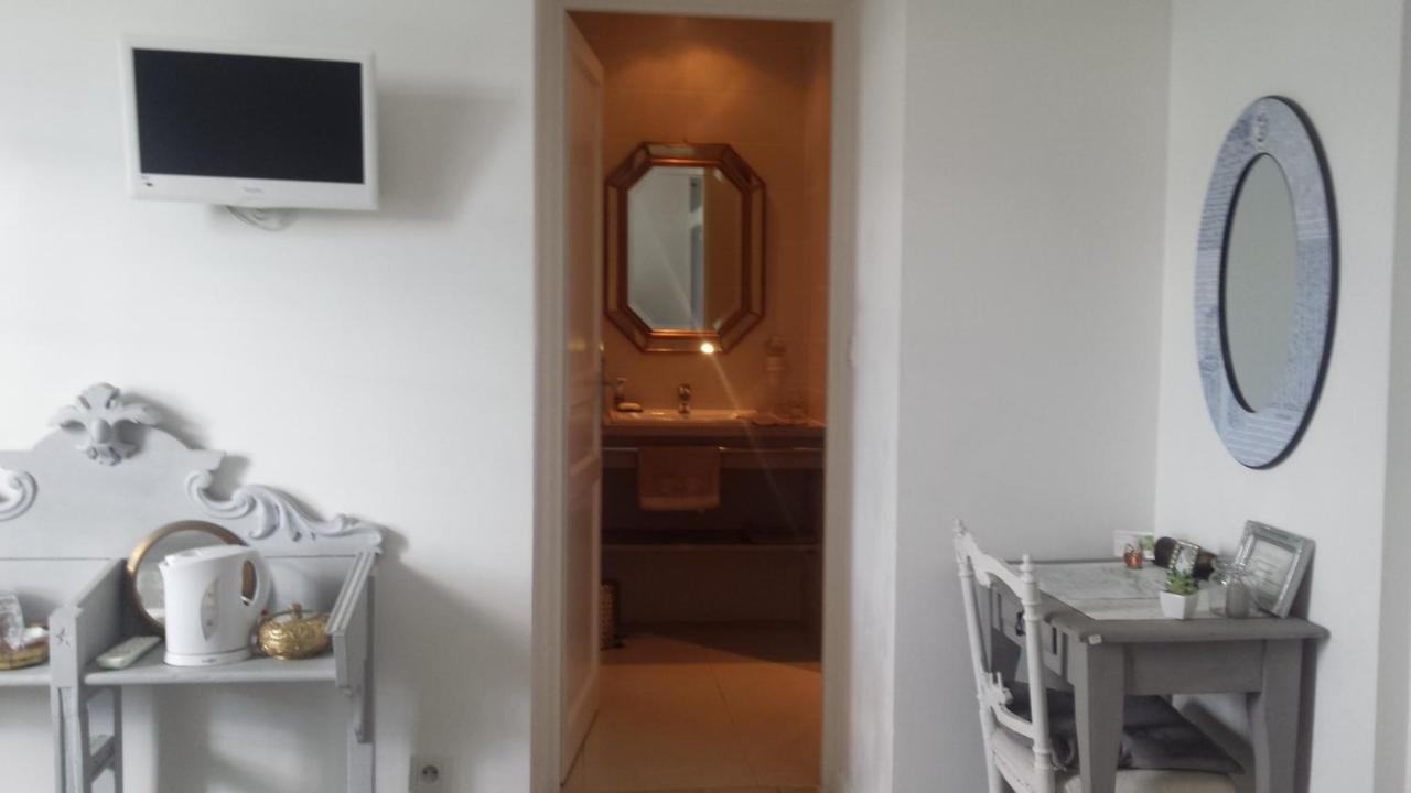 Aux Roses De L'Etang Hotel Capestang Bagian luar foto